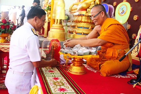 Rear Adm. Jongkol Meesawad presents a million baht to Abbot Sangkakarn Buraphathid for construction of a main hall at Sattahip’s Wat Pa Yup in the name of the “Father of the Thai Navy.”