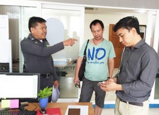 Pongkun Duangchareonpakin (center) turned in the wallet to police.
