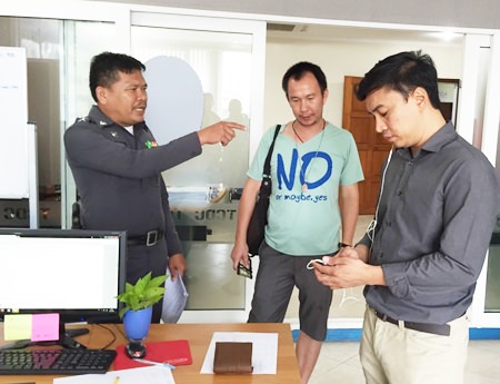 Pongkun Duangchareonpakin (center) turned in the wallet to police.