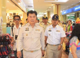 Banglamung District Chief Chakorn Kanjawattana led a team of police and soldiers to check lottery vendors at a shopping mall in North Pattaya.