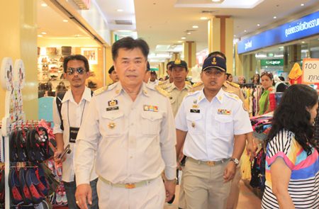 Banglamung District Chief Chakorn Kanjawattana led a team of police and soldiers to check lottery vendors at a shopping mall in North Pattaya.
