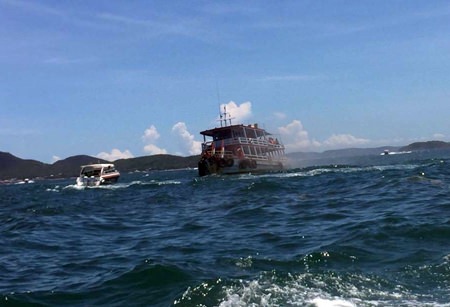 Speedboats swarm to the rescue to evacuate tourists as smoke billows from the engine room of the Rungorawan 2. Two disasters at sea were narrowed averted when quick rescue efforts saved nearly 200 lives. Over 100 Chinese tourists were evacuated from the Rungorawan 2 when its engine caught fire June 1 between Pattaya and Koh Larn. The previous day, 82 people were pulled from the Petchara 7 when the ferry sank on its way back to Pattaya on Sunday May 31. No injuries were reported. 