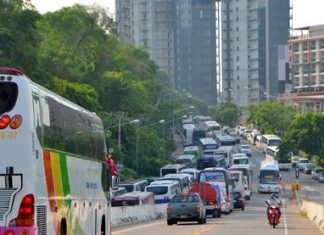 ‘Link road’ could be solution to tour bus traffic The current situation leading to Bali Hai from 3rd Road is a mess. Once again addressing the perennial problem of tour buses illegally parking on Beach and Second roads, officials think that perhaps a dedicated bypass road leading from Sukhumvit to Bali Hai Pier might be the solution to tour buses clogging up Pattaya’s streets. (Photo by Urasin Khantaraphan)