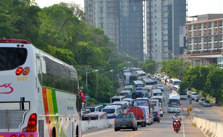 The current situation leading to Bali Hai from 3rd Road is a mess.  Once again addressing the perennial problem of tour buses illegally parking on Beach and Second roads, officials think that perhaps a dedicated bypass road leading from Sukhumvit to Bali Hai Pier might be the solution to tour buses clogging up Pattaya’s streets. (Photo by Urasin Khantaraphan)