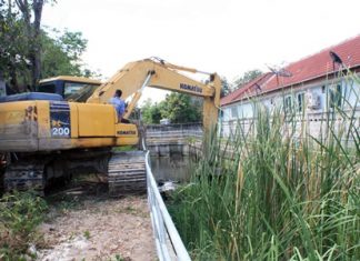 Preparing for the rainy season, city workers clear away water plants that grow in Naklua’s Nok Yang Canal. The plant life can block rainwater and cause flooding further inland. The canal is an essential outlet for rainwater, but also sees rapid growth of water plants requiring repeated attempts to keep it clear and help alleviate flooding during heavy rainfall.