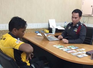 Niyom Saesamrong turns over to police a purse containing money and documents he found on floor inside the B-Quick tire shop where he works.