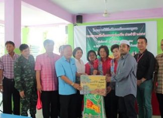 Local officials donate rice and necessities to Darul Ibada Mosque to celebrate the beginning of Ramadan.