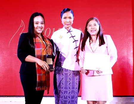 Ornwara Kornrapin (right), operations director for the Pattaya Tourism Office, accepts the certificates for the city’s rankings from Tourism and Sports Minister Kobkarn Wattanavrangkul (center).