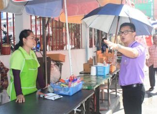 Deputy Mayor Wutisak Rermkitkarn explains the situation to one of the vendors.