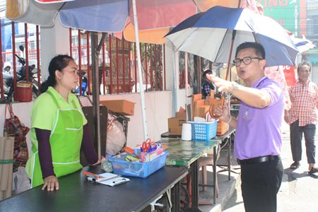 Deputy Mayor Wutisak Rermkitkarn explains the situation to one of the vendors.