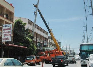 The PEA has begun replacing 1.5 kilometers of power poles along Sukhumvit Road between South Road and the Shell gas station, taking out 12-meter-tall poles and replacing them with 22-meter-tall towers.