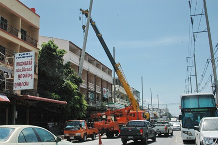 The PEA has begun replacing 1.5 kilometers of power poles along Sukhumvit Road between South Road and the Shell gas station, taking out 12-meter-tall poles and replacing them with 22-meter-tall towers.