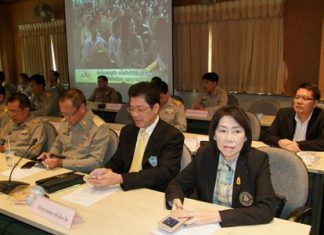 Chonburi’s leaders tend to their smartphones whilst making a “no cheating” pledge for Prime Minister Prayut Chan-o-cha’s declaration of a “war on corruption”.