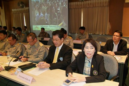 Chonburi’s leaders tend to their smartphones whilst making a “no cheating” pledge for Prime Minister Prayut Chan-o-cha’s declaration of a “war on corruption”.