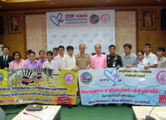 Chonburi Gov. Khomsan Ekachai leads local residents in reaffirming their commitment to prevent human trafficking.