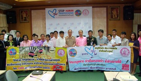 Chonburi Gov. Khomsan Ekachai leads local residents in reaffirming their commitment to prevent human trafficking.