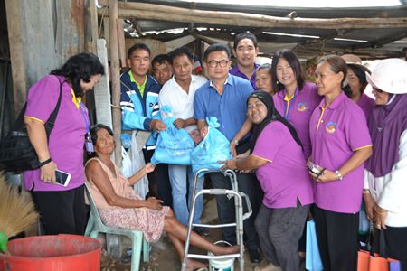 Deputy Mayor Wutisak Rermkitkarn, health volunteers, and Pattaya public health officers paid a visit to 71-year-old Jee Thongkam in the Baan Nernrodfai Community to donate necessities and funds for living.