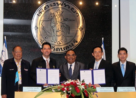 Mayor Itthiphol Kunplome and city officials sign an MOU with Wittaya Chaisuwan, chairman of East Water Group Co. to upgrade Pattaya’s water treatment system.