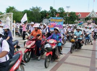 Chonburi, AIG team up to promote youth helmet use Participants in the project don helmets and ride off after the speeches concluded.