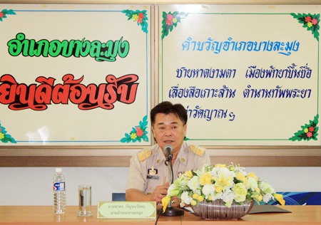 Banglamung District Chief Charkorn Kanchawattana presides over a summit to combat human trafficking.