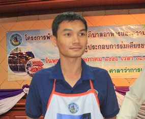 Officers hand out aprons to Jomtien Beach vendors, advising them they should wear them every day.