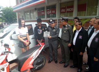 Nassanan Boonmanee (left) reports to police that Peeyangkul Klongklaew (2nd left) stole his motorcycle.