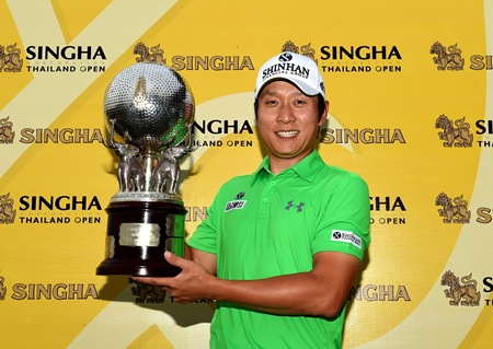 Korea’s KT Kim poses with the trophy after winning the Singha Thailand Open golf championship at Siam Country Club Plantation Course, Sunday, June 14. (Photo/Paul Lakatos/OneAsia)