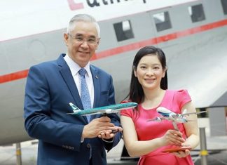Prote Setsuwan (left), Vice President - Marketing at Bangkok Airways, and Patricia Hwang (right), General Manager Revenue Management at Cathay Pacific, exchange souvenirs at Cathay Pacific’s headquarters in Hong Kong in celebration of their new partnership.