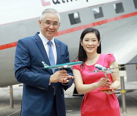 Prote Setsuwan (left), Vice President - Marketing at Bangkok Airways, and Patricia Hwang (right), General Manager Revenue Management at Cathay Pacific, exchange souvenirs at Cathay Pacific’s headquarters in Hong Kong in celebration of their new partnership.