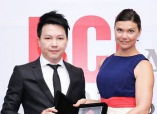 Cholathit Thanadsilpakul (left), Architect Principal of Jarken group of companies, receives the award from Anna Krups, Chief Human Resources Development Officer at BCI Media Group (BCI Asia), at a ceremony held at the Shangri la Hotel, Bangkok.