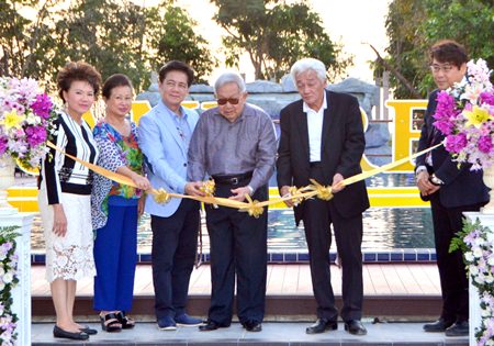 (L to R) Thipawan Techavijit, Khunying Kwantha Devakula, Dr. Virachai Techavijit, H.E. Thepkamol Devakula, Hidemi Uno, Coporate managing Director of SCG HEIM, and Chairat Ngamnarongchai, project sales department manager, joined the ribbon cutting for Grand Regent Residence Pattaya (Phase 2).