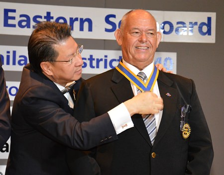 DGE Vivat Pipatchaisiri installs Rodney James Charman as President of the Rotary Club Eastern Seaboard.