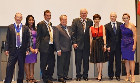 PDG Premprecha Dibbayawan (4th left) poses for a photograph with the VIPs of both clubs.