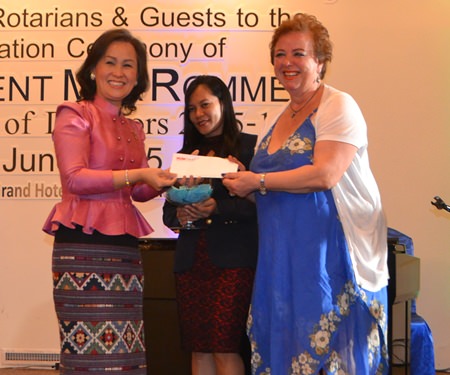 Sujitra Pipatchaisiri presents PE Dzenana Popin with the grand raffle prize as Lorena Paso looks on.