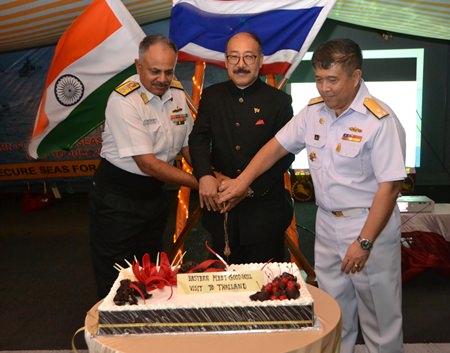 (L to R) Rear Adm. Ajendra Bahadur, commander of India’s Eastern Fleet, HE Harsh Vardhan Shringla, Indian Ambassador to Thailand, and Vice Adm. Wipark NoiJinda, Commander of Sattahip Naval Base cut the cake together to welcome one and all to the party.