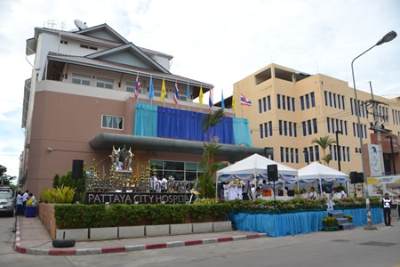 Pattaya City Hospital on Soi Buakaow, next to the Public Health Department, celebrated being upgraded to a secondary-care center.