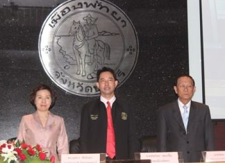 (L to R) Bussaba Chaijinda, vice president of Sriprathum University’s Chonburi campus, Mayor Itthiphol Kunplome, and Nikom Modrakee, chairman of Aksorn Group, have signed an MOU to offer scholarships for a new program to help Thai students learn more “efficiently” through a mix of technology and Thai wisdom.