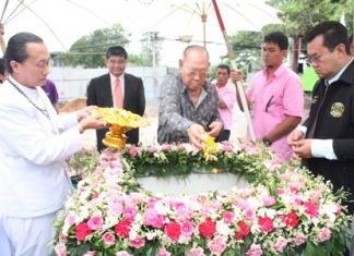 Sabai Group executives Chao and Krit Jiramongkol take part in the ceremonial laying of the foundation stone for Banglamung Hospital’s future nursing dormitory.