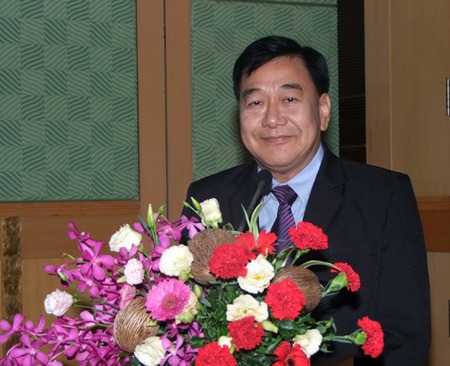 Chonburi Permanent Secretary Phawat Lertmukda welcomes people to a workshop for provincial publicists to help them better understand international PR.