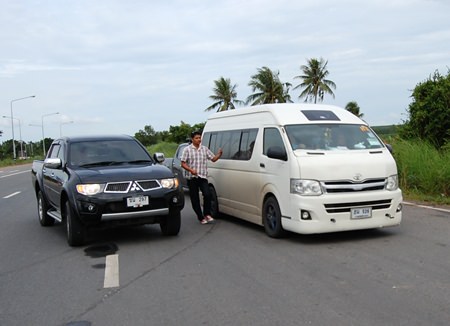 Officers from Immigration Division 3 in Jomtien Beach intercepted two Toyota minivans suspected trafficking Cambodians to jobs in Pattaya.