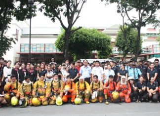 Local firefighters briefed Central Center Pattaya employees on emergency-safety skills at the mall’s annual fire drill.