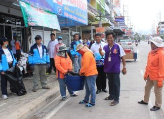 Khao Talo, Kophai clean up for Mother’s Day Soi Kophai President Viwat Joijinda (giving a thumbs up) leads residents of the Soi Kophai and Khao Talo communities to spruce up their neighborhoods for Mother’s Day.