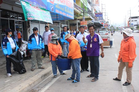 Soi Kophai President Viwat Joijinda (giving a thumbs up) leads residents of the Soi Kophai and Khao Talo communities to spruce up their neighborhoods for Mother’s Day.