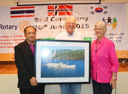 As part of their matching donation, Helge Holst and his wife Brita present hospital director Dr. Sukit Pungketsunthorn with a picture of the Norwegian ship Skibladner.