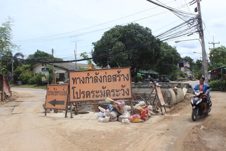 Work has resumed on construction of a new drainage system under Sukhumvit Soi 33.