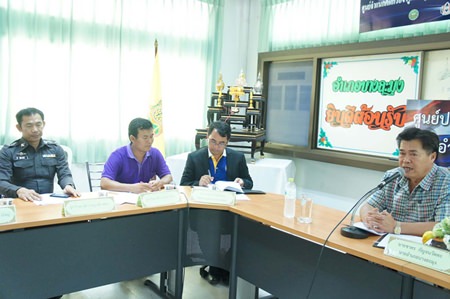 Banglamung District Chief Chakorn Kanjawattana (right) announces that Pattaya has signed an agreement with Prasae reservoir to bring 40 million cubic meters of water to Mabprachan.