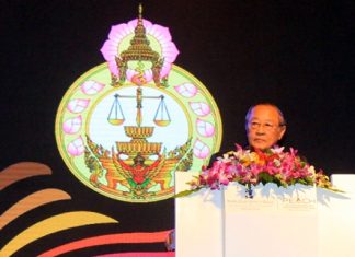 Special guest lecturer Sumet Tantivetchakul, secretary of the Chaipattana Foundation, talks about problem-solving, rehabilitation, and being a conciliator in cases relating to families to cooperate in helping youths to be reformed.