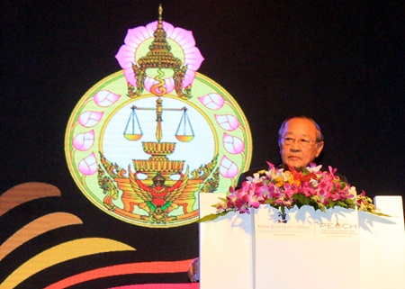 Special guest lecturer Sumet Tantivetchakul, secretary of the Chaipattana Foundation, talks about problem-solving, rehabilitation, and being a conciliator in cases relating to families to cooperate in helping youths to be reformed.