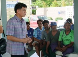 Songkran Saengjan from the Chonburi Provincial Fisheries Office meets with local fishermen to explain how to comply with Thailand’s tightened trawler regulations.