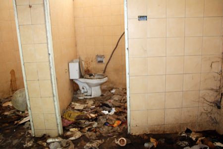 Vendors in the area implore city hall to send someone to clean and repair the public restrooms at the Pratamnak Hill viewpoint.